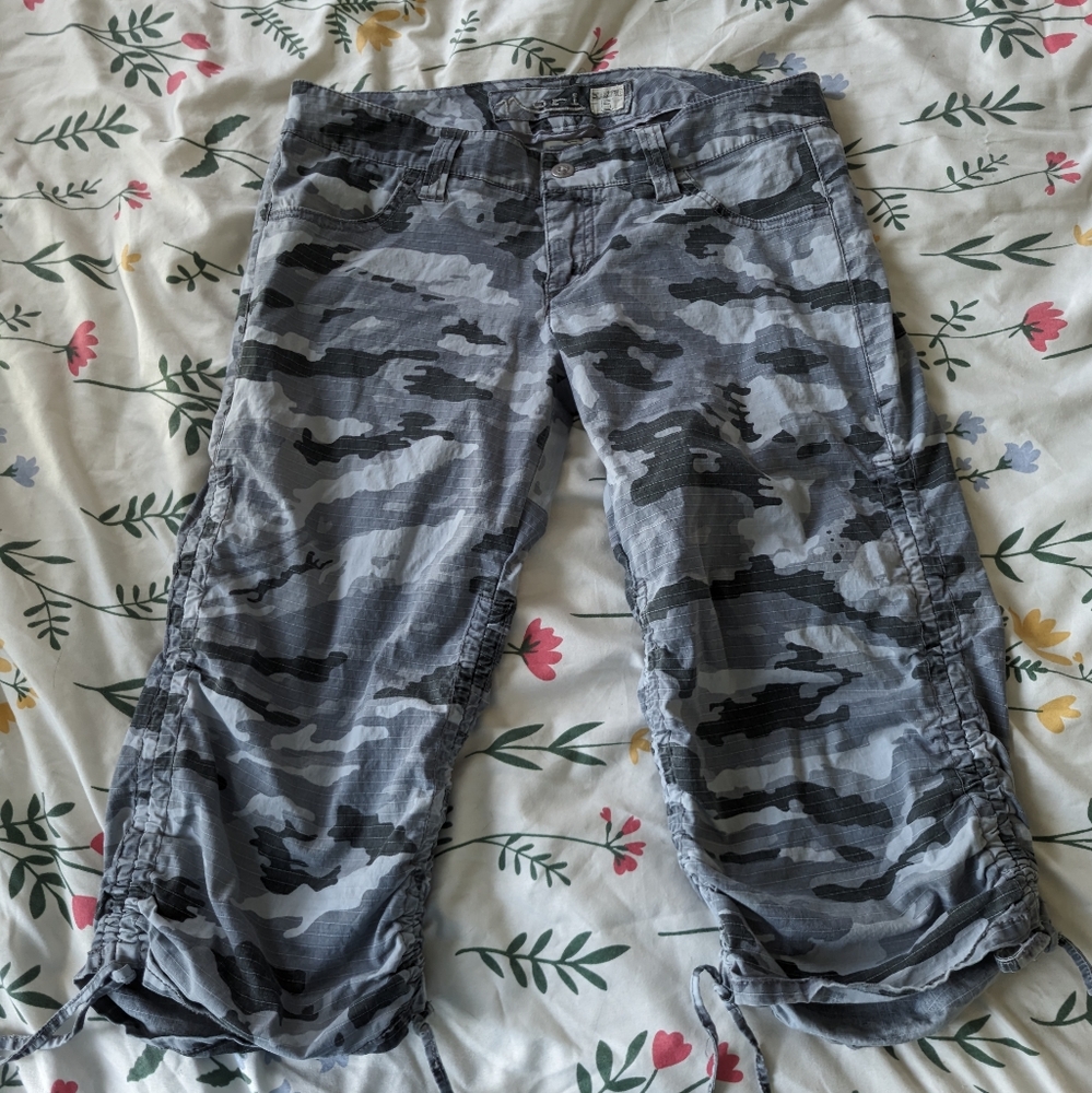 Y2K Nori - Grey camo cargo capris Size 5